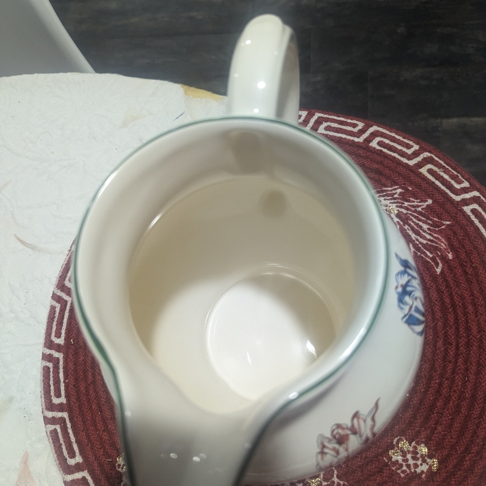 Tiffany Tulips Pattern water pitcher. - Picture 7 of 7